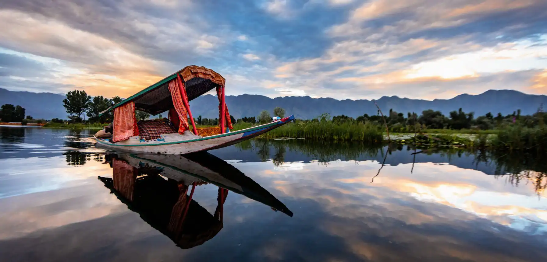 Stay a night in Houseboat